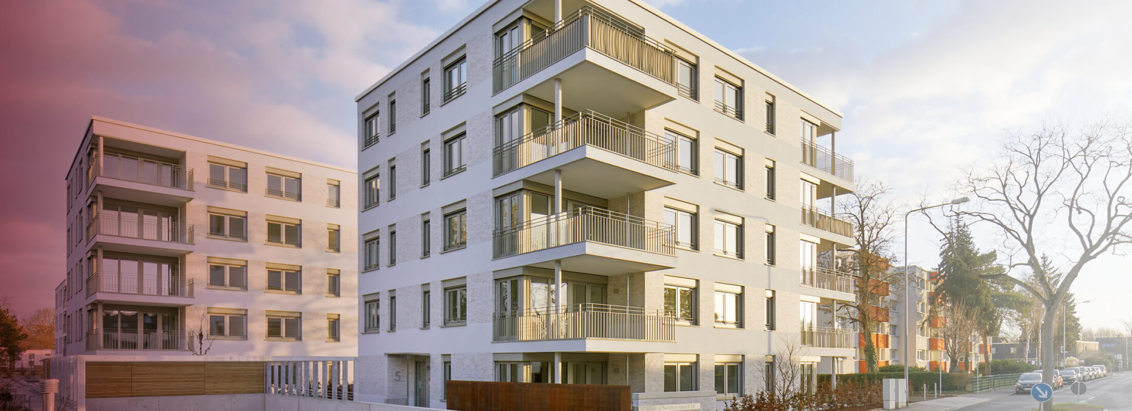 Mehrere Hochhäuser, die Platz für viele Wohnungen bieten